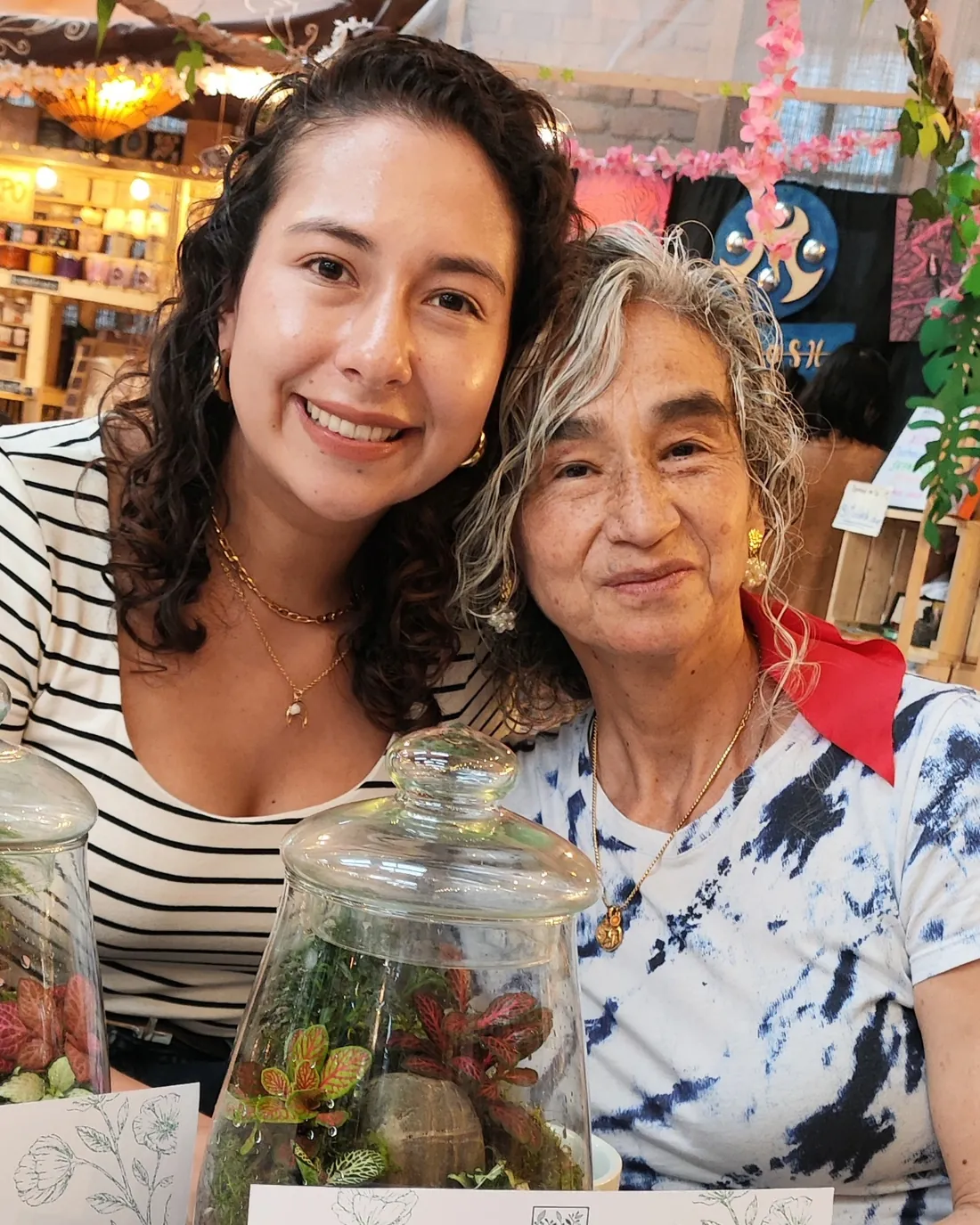 Dos clientas sonriendo junto a su terrario recién armado